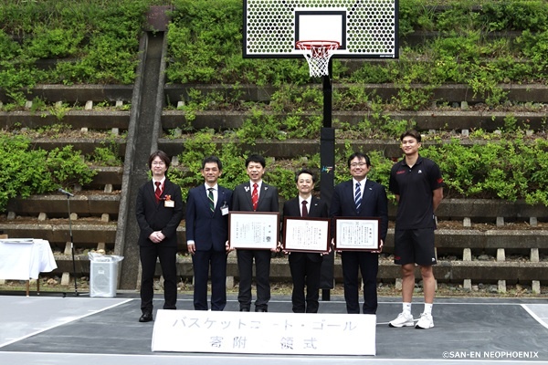 NEO_PHOENIX's tweet photo. 【ご報告】
#三遠ネオフェニックス は、#Bリーグ の社会的責任活動「B.LEAGUE Hope（#BHope）」のプログラムの一つである「B.Hope GOAL PROJECT」に参画し、本プロジェクトの一環として、オフィシャルパートナー #藤城建設 株式会社さまと共同で #豊橋市 の #岩屋緑地西側広場 にバスケットゴール（1基）の寄贈および老朽化したコートをフェニックス オリジナルデザインのコートに整備し、7/6（月）に寄贈式を開催したことをご報告いたします🏀
本日より使用できますので、ぜひお近くにお立ち寄りの際はご利用ください🙌

🔻詳細はこちら
https://t.co/GTZCR7PdLe

#三遠ホームタウン