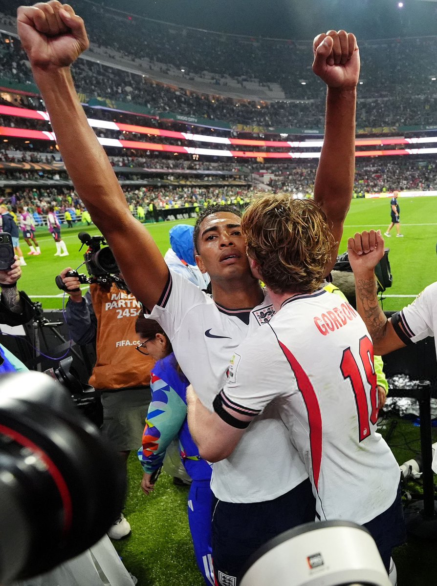 HQpcrt's tweet photo. Jude Bellingham &amp; Anthony Gordon #FIFAWorldCup https://t.co/jMdWGsuUhG