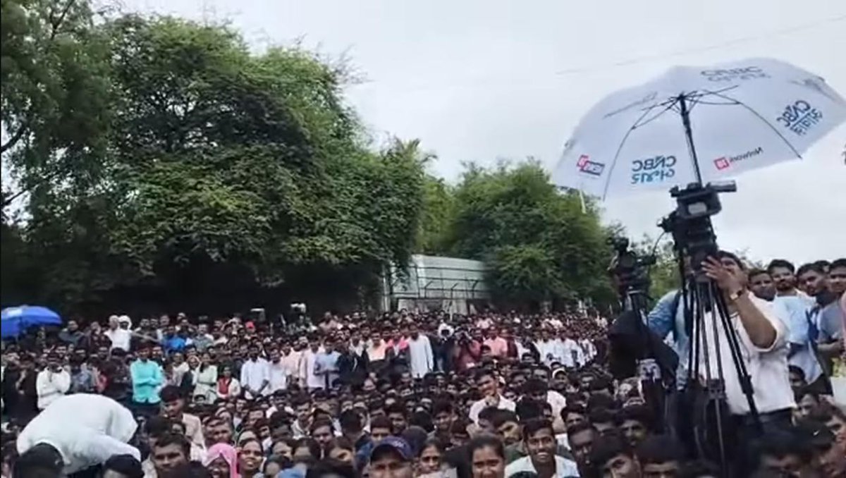 Dhananjay4INC's tweet photo. MPSC ऑनलाइन परीक्षा पद्धतीविरोधात आज छत्रपती संभाजीनगरमध्ये विद्यार्थ्यांचा अभूतपूर्व आक्रोश उसळला आहे.

हा केवळ जमाव नाही, तर लाखो स्पर्धा परीक्षार्थ्यांच्या न्याय्य हक्कांचा आवाज आहे. हीच विद्यार्थ्यांची एकजूट MPSC ला अन्यायकारक निर्णय मागे घ्यायला भाग पाडेल. आता तरी MPSC आणि राज्य सरकारने या निर्णयाचे गांभीर्य ओळखावे. विद्यार्थ्यांचा आवाज दडपण्याचा नाही, तर ऐकण्याचा आणि अभियांत्रिकीसह सर्व MPSC भरती परीक्षा ऑफलाइन पद्धतीने घेण्याचा निर्णय तातडीने घ्यावा.

विद्यार्थ्यांचा संघर्ष न्यायासाठी आहे आणि महाराष्ट्र प्रदेश काँग्रेस या संघर्षात ठामपणे विद्यार्थ्यांसोबत उभी आहे.

@INCHarshsapkal @satejp @bhimanwar @imshivrajmore @SalunkeSagarK