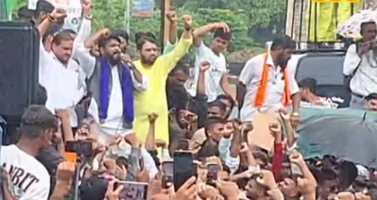 Dhananjay4INC's tweet photo. MPSC ऑनलाइन परीक्षा पद्धतीविरोधात आज छत्रपती संभाजीनगरमध्ये विद्यार्थ्यांचा अभूतपूर्व आक्रोश उसळला आहे.

हा केवळ जमाव नाही, तर लाखो स्पर्धा परीक्षार्थ्यांच्या न्याय्य हक्कांचा आवाज आहे. हीच विद्यार्थ्यांची एकजूट MPSC ला अन्यायकारक निर्णय मागे घ्यायला भाग पाडेल. आता तरी MPSC आणि राज्य सरकारने या निर्णयाचे गांभीर्य ओळखावे. विद्यार्थ्यांचा आवाज दडपण्याचा नाही, तर ऐकण्याचा आणि अभियांत्रिकीसह सर्व MPSC भरती परीक्षा ऑफलाइन पद्धतीने घेण्याचा निर्णय तातडीने घ्यावा.

विद्यार्थ्यांचा संघर्ष न्यायासाठी आहे आणि महाराष्ट्र प्रदेश काँग्रेस या संघर्षात ठामपणे विद्यार्थ्यांसोबत उभी आहे.

@INCHarshsapkal @satejp @bhimanwar @imshivrajmore @SalunkeSagarK