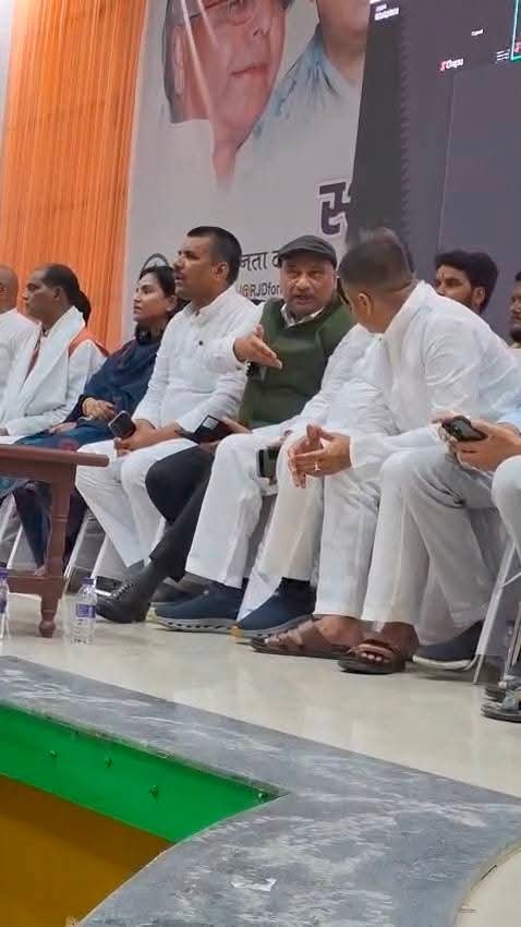 jit4yadav's tweet photo. • ज़ब पार्टी प्रमुख ही जेल जाने सें डरने लगे तो और नेताओं को डर होना लाज़मी है..! #Chhapra_Jila 

• हरा गमछा गायब.... 👇 https://t.co/7RqqCaphUl