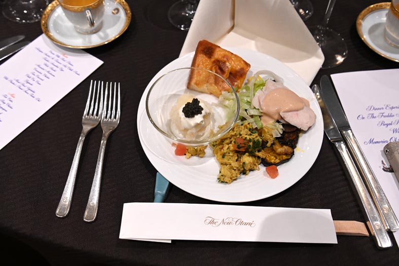 ishizumi63's tweet photo. フレディの愛した料理レシピをニューオータニが再現！

料理会｢フレディ･マーキュリーの愛した料理の夕べ Ⅱ｣
9月4日に開催！
ゲストにピアニストの #三柴理 が参加！

この料理会はフレディのパーソナルアシスタント/料理番を12年間務めたピーター･フリーストーンが書き残したレシピ本Freddie Mercury’s Royal recipes(2016年刊）"を元に、ホテルニューオータニ東京の料理長が再現するもの。昨年（2025年4月）、ピーター･フリーストーンが来日した際、第1回が開かれ80名の定員に対し5倍以上の申し込みがあった人気料理会の第2弾です。

お料理会は2部構成で行われ、第1部には #クイーン 楽曲をピアノでカバーしたアルバム『LOVE OF MY LIFE（シンコーミュージック･レコーズ）』をリリースしているピアニストの三柴理が出演。珠玉のクイーン/フレディ曲をピアノで演奏。
第2部はお食事会。ピーター･フリーストーンのレシピ本から、ホテルニューオータニ東京の料理長が再現しビュッフェ形式で提供。各々の料理にエピソードを記したメニューカードをみながらフレディが愛したお料理を堪能出来ます！

＜フレディ･マーキュリーの愛した料理の夕べ Ⅱ ＞
日時：2026年9月4日(金)開場 15:30 /開宴16:00　（終宴予定19：00）
会場：ホテルニューオータニ東京 ACERO (ザ・メイン 宴会場階)

料金：1席29,000円(税込31,900円)　
　　　※お料理/フリードリンク込み
　　　※8名がけテーブルでの相席となります。
         ※定員40名
ゲスト：三柴理（ピアニスト）
※ピーター･フリーストーン氏の出演はございません。

☆第1次チケット受付期間：
　7月6日(月)12:00〜7月13日（月）23:59＞
※申し込みが定員（40名）を越えた際は抽選となります。
※チケット申し込みの振込口座等の詳細は7月14日(火)までに登録頂いたアドレス宛に連絡します。

＜チケット申し込み登録フォーム＞
https://t.co/5rog2KhUDi

＜フレディ･マーキュリーの愛した料理の夕べ Ⅱ 特設サイト＞
https://t.co/DZDBtW69ta