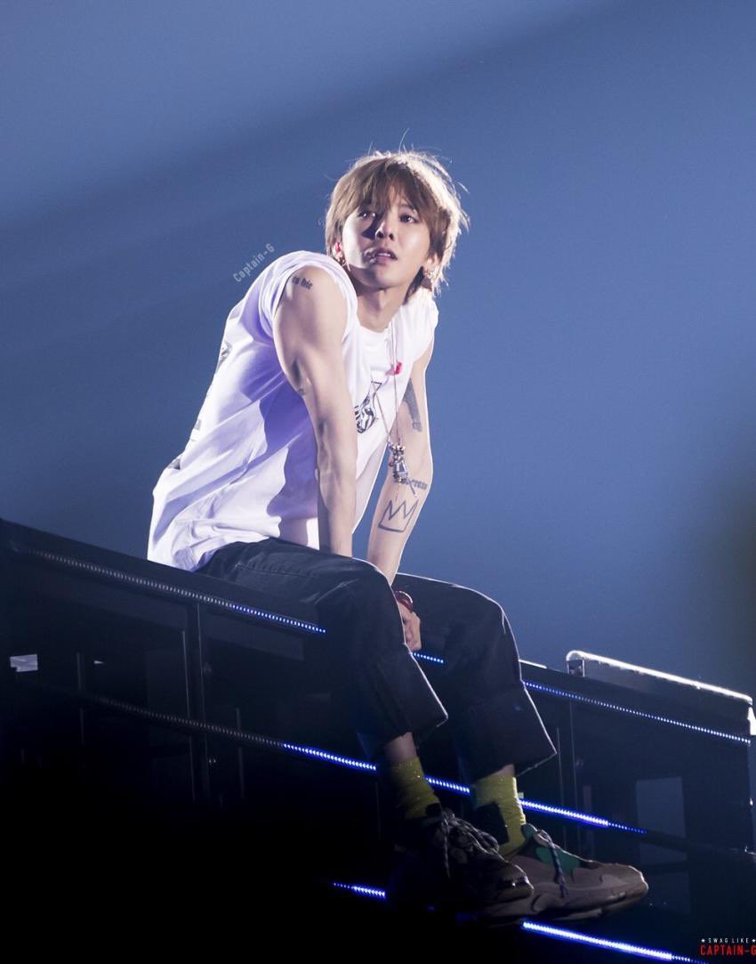 jiyongals's tweet photo. mmm mi novia, extraño. mi novia donde está mi novi https://t.co/9ZY1eyp8oW