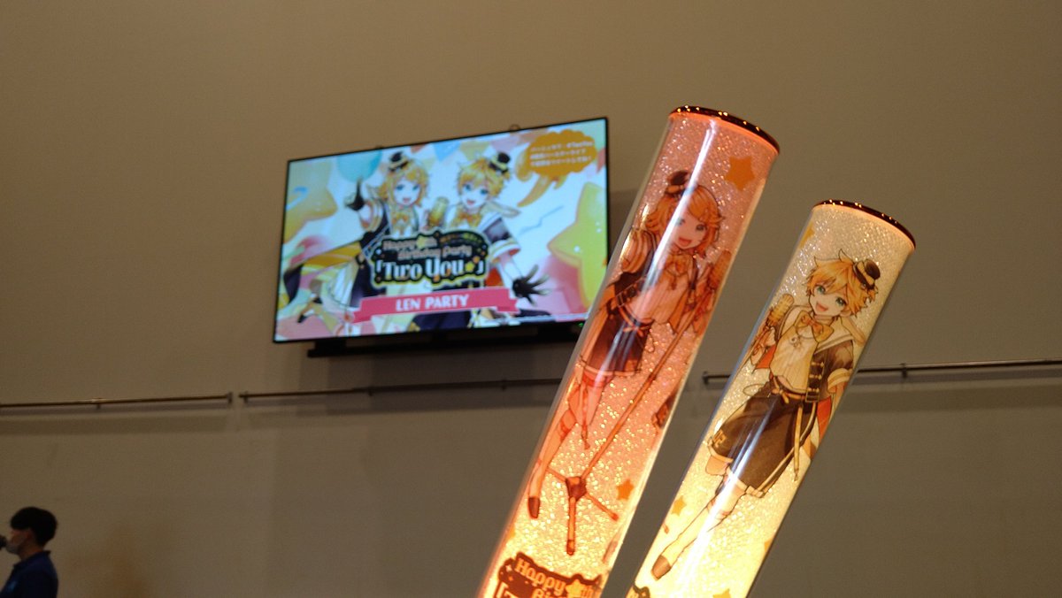N200656667's tweet photo. あの伝説となった鏡音オンリーライブから今日でもう4年…
円盤化、再演が難しいならせめて配信再放送でいいからもう一度見たい…今度は全力コール有りで… https://t.co/RKnh3hWgHw