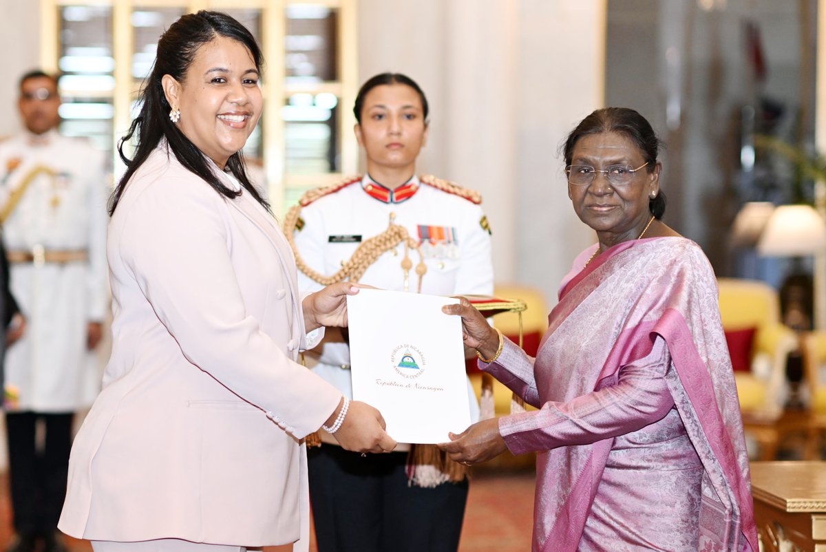 rashtrapatibhvn's tweet photo. President Droupadi Murmu received credentials from Mr. Armando Pedro Muiuane Junior, High Commissioner of the Republic of Mozambique; Ms. Nadeska Imara Cuthbert Carlson, Ambassador of the Republic of Nicaragua; Mrs. Hanisha Jairam, Ambassador of the Republic of Suriname; and Mr. Aurelien-Marcel Mintsa Nguema, High Commissioner of the Gabonese Republic, at Rashtrapati Bhavan.
