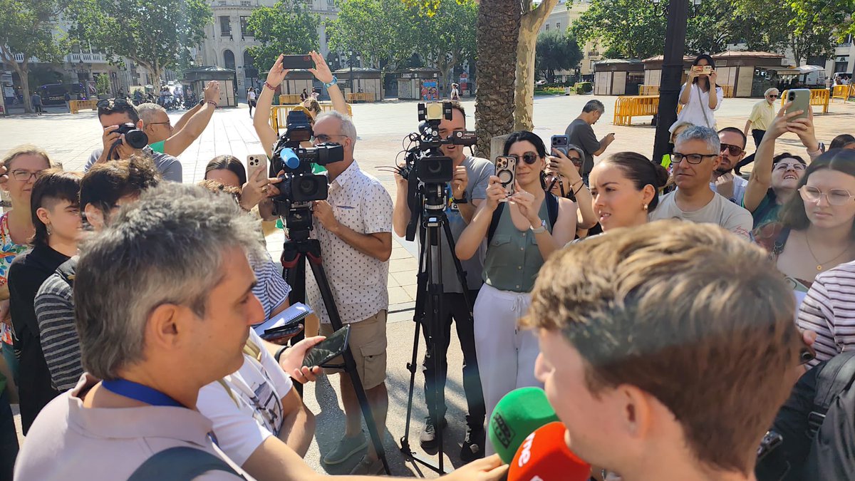 SindicaEstudian's tweet photo. Comienza la rueda de prensa del Sindicato de Estudiantes en València, con una  gran solidaridad de colectivos de la enseñanza pública, sindicatos de trabajadores y organizaciones de izquierda.

¡Badenas dimisión ya!

Al fascismo le venceremos con unidad y lucha. https://t.co/RRu2FfW4Dc