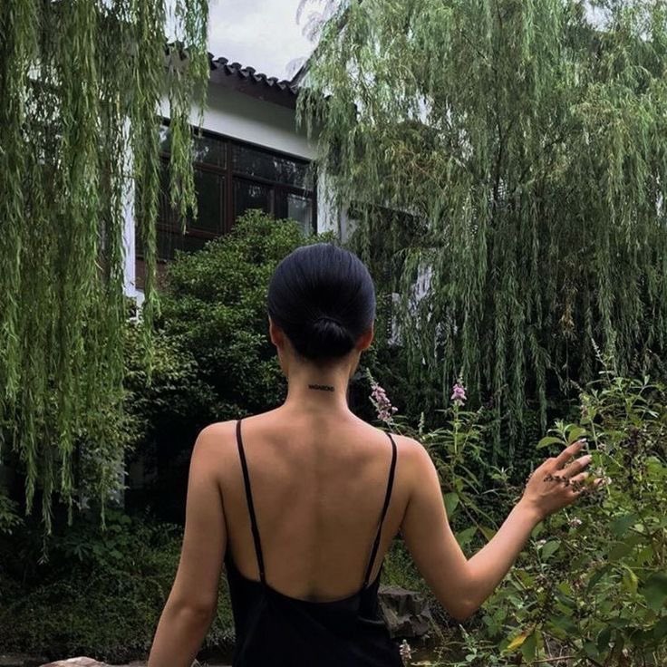 nyliava's tweet photo. backless dress. https://t.co/zowj2NnjIg