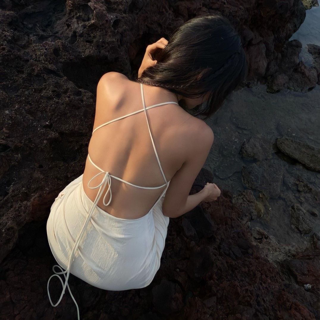 nyliava's tweet photo. backless dress. https://t.co/zowj2NnjIg