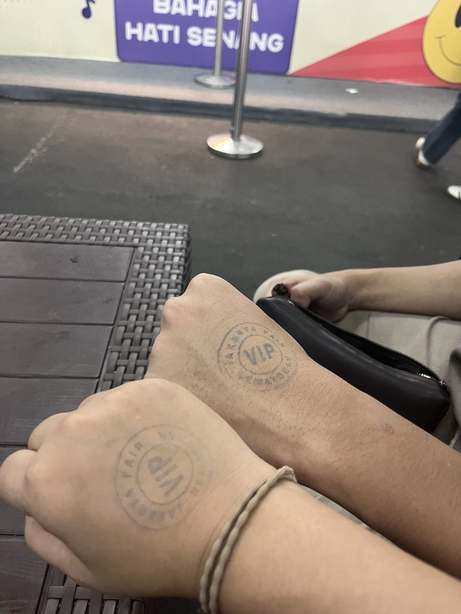 termosungu's tweet photo. nih orang rela bayar 500rb cuma buat nonton hindia dengan nyaman jir 😭 https://t.co/lw6SsEd5a4