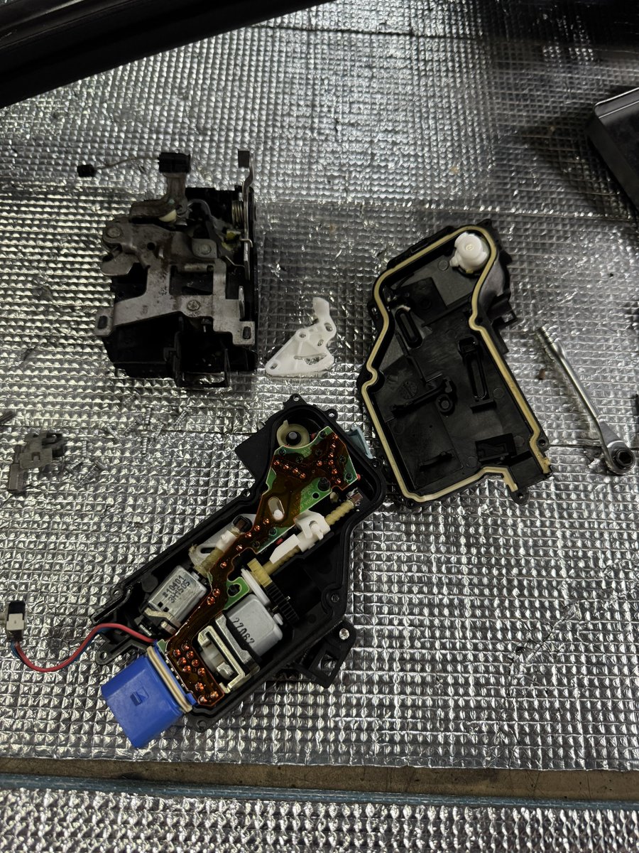 sr20det_sca's tweet photo. 人生初めて957カイエンの
ドアロックアクチュエーターの
モーターのみ交換をしようと
モーター品番確認作業してる😇 https://t.co/y1rgUawohc
