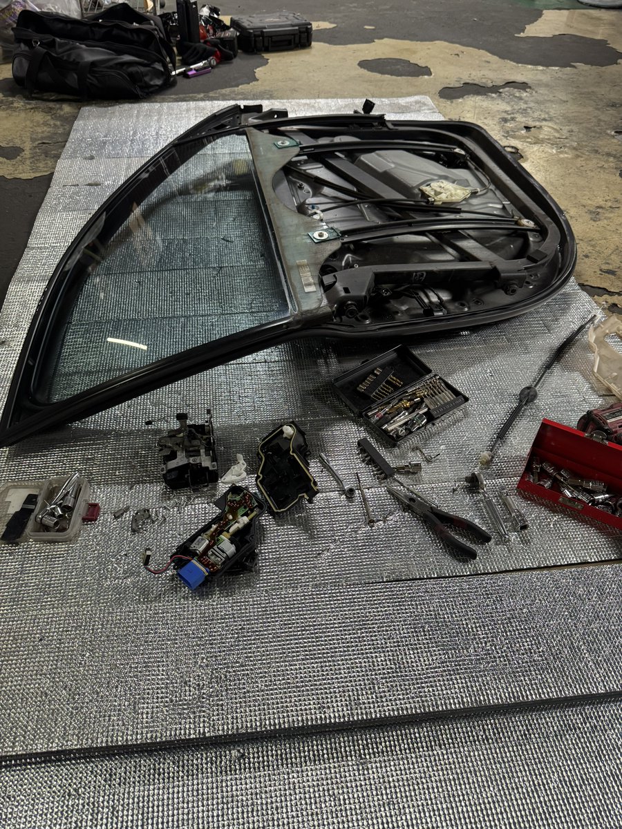 sr20det_sca's tweet photo. 人生初めて957カイエンの
ドアロックアクチュエーターの
モーターのみ交換をしようと
モーター品番確認作業してる😇 https://t.co/y1rgUawohc