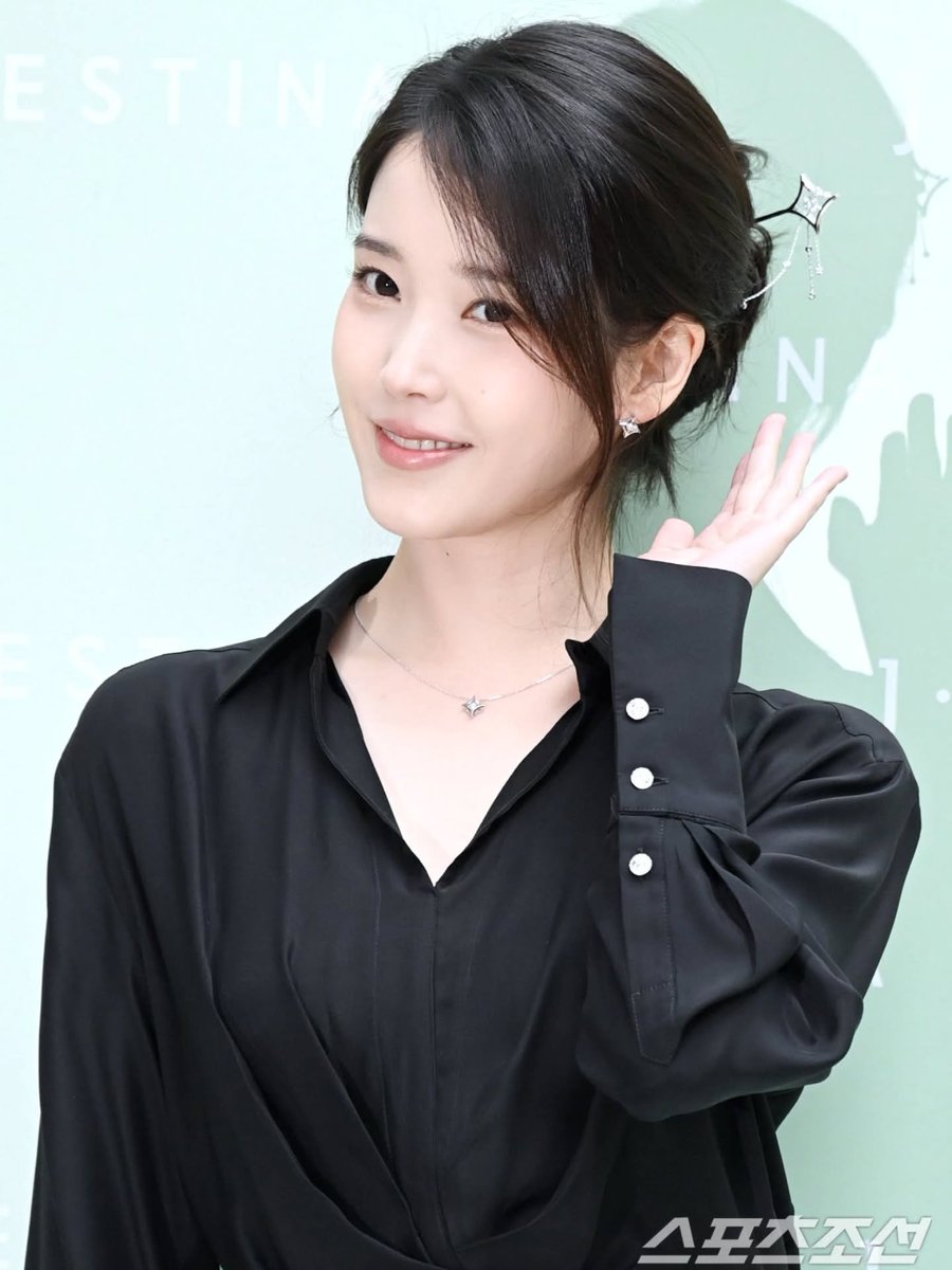iuaenaya's tweet photo. ✔️  Necklace boosted by Seung Huiju thru Perfect Crown drama

✔️  Hairpin worn by IU at J.estina Photocall event

Both SOLD OUT, no wonder J.estina loves her as their brand ambassador! 😍 

#iu #아이유 https://t.co/blVCnDFtuz