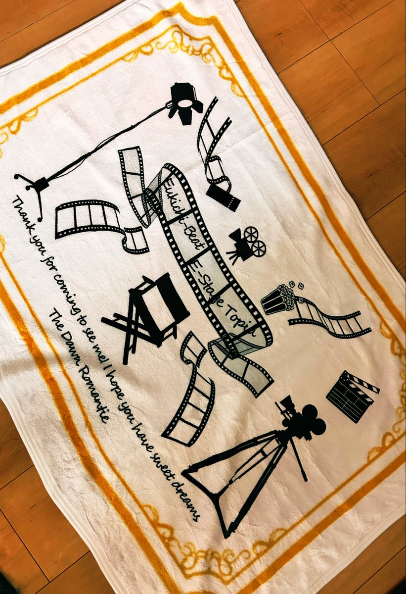 emukichi_beat's tweet photo. 【ステージビューチケット完売御礼】
遅くなりましたがステージビュー沢山のお客様からお申込み頂き、ありがとうございました！
特典（小道具？）はブランケットです。舞台上は空調のかかり方が客席と変わりますのでご調整ください。また恐れ入りますが、持ち帰り用の袋はありませんのでご注意を！ https://t.co/vtwCqXzMEr