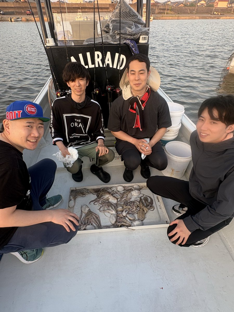 ALLRAID_yn's tweet photo. タコ便

強風の中頑張っていただきありがとうございました！初挑戦のみなさんもバッチリGET！

船中22杯🐙

ご乗船ありがとうございました😊

#伊勢湾　#伊勢湾奥 #知多半島  #タコ釣り https://t.co/VqdKOoVJqj