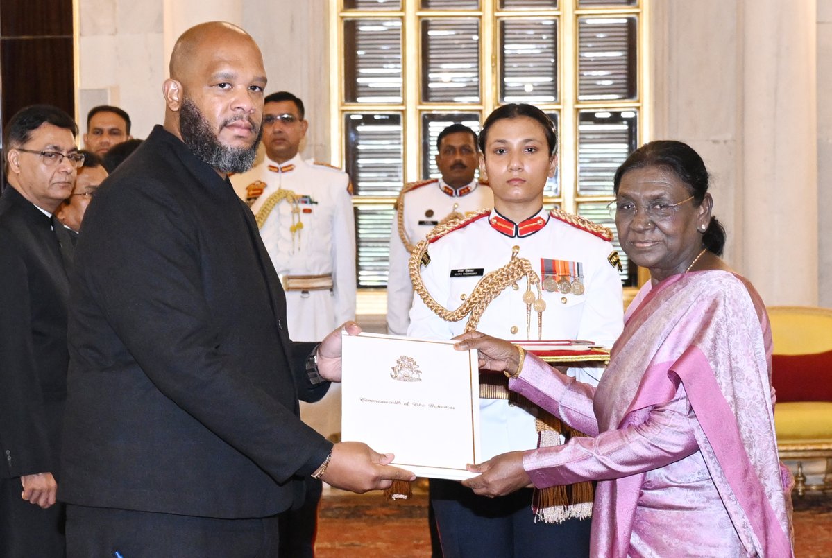rashtrapatibhvn's tweet photo. President Droupadi Murmu received credentials from Dr. Ulziit Luvsanjav, Ambassador of Mongolia; and Mr. Peter Nicholas Symonette, High Commissioner of the Commonwealth of The Bahamas, at Rashtrapati Bhavan. https://t.co/hU2Zy0glUR