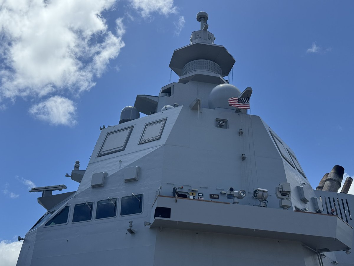 ItalianNavy's tweet photo. La nostra nave, un pezzo d'Italia che incontra il mondo. 🌊🤝

A Pearl Harbor, le visite a bordo da parte della popolazione locale hanno trasformato nave #GiovanniDelleBandeNere in un vero e proprio ponte culturale. L'equipaggio ha guidato i visitatori alla scoperta della plancia, dei sistemi di bordo e della vita quotidiana del marinaio.

È stato un onore mostrare l'eccellenza tecnologica dell'unità e condividere le tradizioni della nostra #MarinaMilitare.
Un'attività di diplomazia navale fondamentale per far conoscere da vicino i valori di professionalità e cooperazione che guidano la Campagna di Proiezione Operativa 2026. ⚓️

#IlGrandeEquipaggio