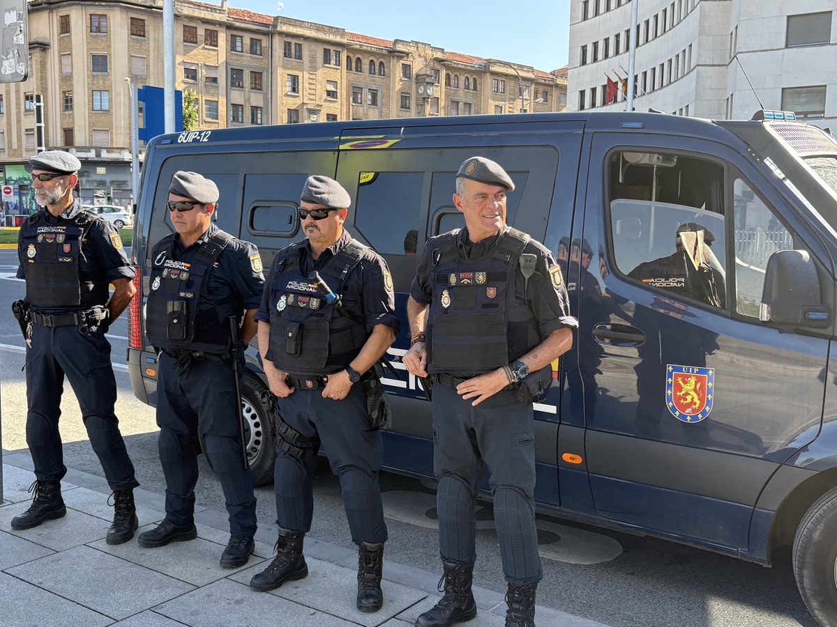 interiorgob's tweet photo. 🚨 Si vas a disfrutar de #SanFermín, hazlo con seguridad: 

🔹 Evita empujones y aglomeraciones

🔹 Identifica las vías de evacuación

🔹 Acuerda un punto de encuentro, si vais en grupo

🔹 Lleva el móvil cargado

🔹 Sigue las indicaciones de @policia y del resto de  autoridades https://t.co/oOD3V2D7Qg