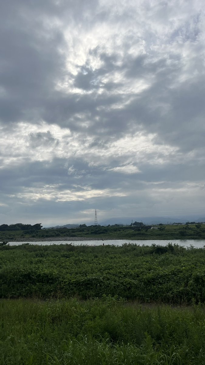 ecozyi1's tweet photo. お疲れさまです^o^
いつもの散歩道
蒸し暑くは無いけど
すっきり晴れて
欲しいですね(^^) https://t.co/UgBroPIs0j