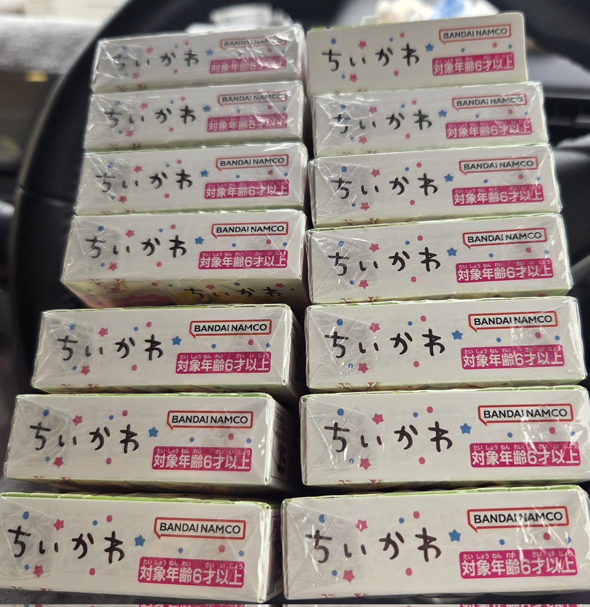 LfAlo08kwATXfJH's tweet photo. ちいかわチョコボックス購入制限なくてめちゃくちゃ残ってたから1箱連れて帰ってきたんだけどお店の人が詰め直してくれたボックスだったみたいで偏りがやばい💦 https://t.co/dj9BtTH0wj