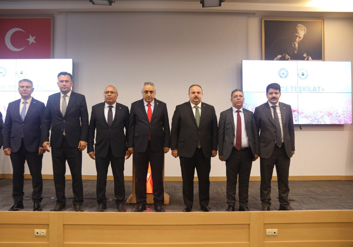 TurkBuroSenGM's tweet photo. MEMUR DEMEK DEVLET DEMEKTİR ‼️

GÜÇLÜ DEVLET GÜÇLÜ MEMURLA HAYAT BULUR. MEMUR VE MEMUR EMEKLİLERİMİZİN TALEPLERİ DAHA FAZLA ÖTELENMEMELİ ‼️

İNSANI YAŞAT Kİ DEVLET YAŞASIN ‼️

📌 Genel Merkez yöneticilerimiz, Şube Başkanlarımız, İl Temsilcilerimiz ve Prof. Dr. Erkan Göksu hocamızın değerli katkılarıyla “Kızılcahamam Şube Başkanları ve İl Temsilcileri İstişare-Değerlendirme Toplantımızı” büyük bir coşkuyla gerçekleştirdik.

📌 Türk Büro-Sen Şube Başkanları ve İl Temsilcileri Toplantımızda; memurlarımızın yıllardan beri çözüm bekleyen sorun ve taleplerini ele almış, yapılan istişare toplantısı sonucu aşağıdaki hususların kamuoyu ile paylaşılmasına karar vermiştir.

🔴 34 Yıl önce “Bizim ilkemiz, Önce ülkemiz” diyerek yola çıkan sendikamız Türk Büro-Sen kuruluşunun 34 yılını gurur ve onurla kutluyoruz.

🔴 34 Yıl önce bir avuç inanmış kamu çalışanının yaktığı meşale, bugün yüzbinlerce kamu görevlisinin umudu, hak mücadelesinin en güçlü sesi haline gelmiştir.

🔴 Türkiye Kamu-Sen ve Türk Büro-Sen kuruluşundan bugüne kadar milli ve manevi değerlerinden taviz vermeden, kamu çalışanlarının haklarını korumak, emeğin itibarını yükseltmek ve adaletin hakim olduğu bir çalışma hayatı oluşturmak için kararlılıkla mücadele etmiştir.

🔴 Kamu çalışanlarının grevli toplu sözleşme hakkına kavuşması, adil bir ücret sisteminin hayata geçirilmesi, emeklilerimizin hak ettikleri refah seviyesine ulaşması ve çalışma hayatında liyakat ve hakikatin hakim olması için yürüttüğümüz mücadelemizi kararlılıkla sürdüreceğiz.

🔴 Bu vesile ile başta kurucu genel başkanımız Ali Işıklar olmak üzere sendikamızın bugünlere gelmesinde emeği bulunan çizgisini bozmamış tüm teşkilat mensuplarımıza şükranlarımızı sunuyor, hakkın rahmetine kavuşanların da makamlarının âli olmasını diliyoruz.

🔴 Bilindiği üzere 4688 sayılı Kamu Görevlileri Sendikaları ve Toplu Sözleşme Kanunun 31. Maddesi gereği; Sonu tek sayı ile biten yıllarda kamu işvereni dediğimiz hükümet ile üye sayısı en fazla olan sendikalarla yapılmaktadır. Geçtiğimiz Ağustos ayında da 8. Dönem Toplu Sözleşme gerçekleştirilmiştir. Önümüzdeki (2027 yılı) Ağustos ayında 9. Dönem Toplu Sözleşme gerçekleştirilecektir. 

🔴 Yetkili sendika toplu sözleşme masasındaki başarısızlığını perdelemek adına sorumluluğu 4688 Sayılı yasaya atma yolunu seçmiş, akabinde kurul yapısını ve kararlarını eleştirdiğimiz, ancak halihazırda meşru zemin olan hakem kurulunu, hakeme başvurmayacağız beyanı ile tartışma açmış; ancak hakem heyeti toplantısına en erken kendileri gitmişlerdir.

🔴 Diğer yandan 8. Dönem Toplu Sözleşme sürecine giderken kamudaki işçilerin sözleşme süreci gerçekleşmiş, kamuda eğitim, diploma, nitelik, görevin yetki sorumluluğu bakımından kıyas dahi yapılmayacak, kamu personel rejiminin yardımcı unsur kabul ettiği işçilerin ücretleri, rejimin asli unsuru olan devlet memurları ve kamu görevlilerinin maaşlarının önüne geçmiş, kamuda çalışma barışı bozulmuş, moral motivasyon düşmüştür.

🔴 Kamu işvereni dediğimiz hükümetle masaya oturan işçi sendikaları temsil ettikleri işçilerin haklarını alırken, aynı hükümetle masaya oturan memurları temsil eden yetkili sendika neden memurların hakkını alamamaktadır?

🔴 Sadece 8. Dönem değil, ondan önceki 7 toplu sözleşme döneminde başarısız olan yetkili sendikaya, 4688 Sayılı yasa ve hakem kurulu önceki dönemlerde gelmemiş, ancak mızrağın çuvala sığmadığı görüldüğü için, yani kamudaki işçilerin ücretleri kamu çalışanlarının önüne geçtiği için; kamuda yükselen sesler bastırılma imkanıkalmadığı için yetkili sendikanın topu taca atmaktan sorumluluğu 4688 Sayılı yasa ve hakem kuruluna atmaktan başka çaresi kalmamıştır.
🔴 Birinci Dereceye 3600 ek gösterge,
🔴 Yıllardır tartışılan Yardımcı Hizmetler Sınıfı,
🔴 Sendikamız tarafından Anayasa Mahkemesine taşınan İlave Ek Ödeme, mahkeme kararını beklemeden memur emekli maaşına yansıtılması, 
🔴 Ek Zam ve Refah Payı
