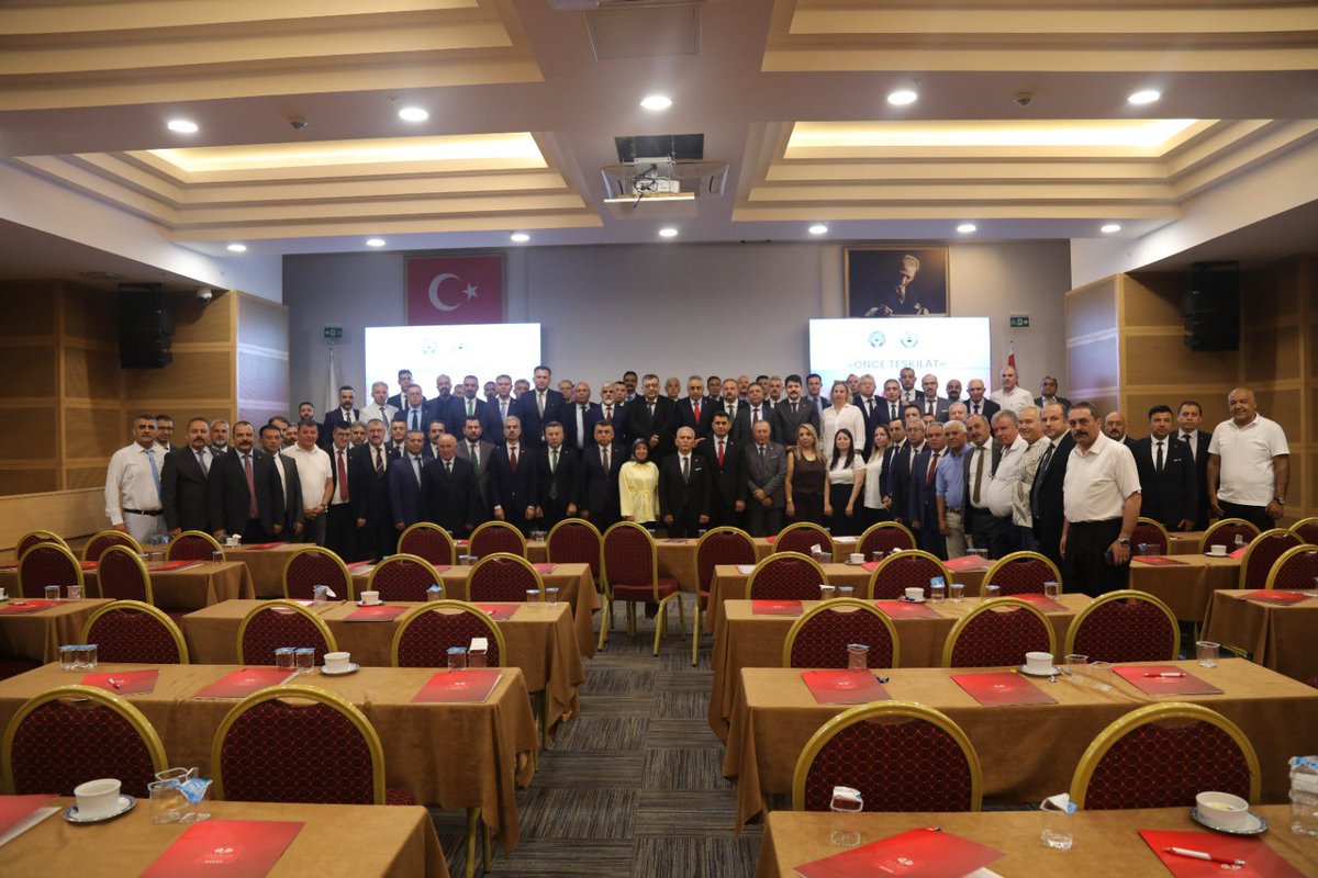 TurkBuroSenGM's tweet photo. 🔴 375 Sayılı KHK’ya ekli I sayılı cetvel kaldırılmalı, taşra kariyer uzmanları III, idareci yöneticiler II sayılı cetvelde düzenlenmeli,
🔴 Vergi dilimlerinin %15’e sabitlenmesi,
🔴 Emeklilikte 2008 öncesi ve sonrası ayrımı,
🔴 Büyükşehir Tazminatı ve kira yardımı,
🔴 Kreş, yemek ve ulaşım bedelleri,
🔴 Harcırah ve fazla mesai tutarları,
🔴 Kadrolu ve güvenceli istihdam, 
🔴 Enflasyon Farkının aylık ödenmesi, 
🔴 1970 yılında dondurulan Sınıflandırma ilkesi derin dondurucudan çıkarılmalı, yeni hizmet sınıfları ihdas edilmeli,
🔴 Memurlarımızı bekleyen en önemli tehlike barınma sorunudur. Memurlarımızın %89’u son dört yılda ev alamamışlardır. Maaşlarının ¼ taksit tutarı ile TOKİ eliyle konut sahibi olmaları sağlanmalı konusu;
başta olmak üzere memurumuzun can yakıcı hiçbir sorununa çözüm bulamamıştır.
🔴 Sendikal barajın kalkması nedeniyle yaşanılan sendika enflasyonu; başka bir deyişle meslek ve işyeri esaslı sendikal anlayış; Sendikalar, sadece belirli bir meslek grubunun çıkarlarını koruyan yapılar değil, tüm kamu çalışanlarını kapsayan, kapsamı daraldığında gücü ve etkisi zayıflayan yapılar haline gelir. Her meslek grubunun kendi dar talepleri etrafında ayrışması, zamanla meslekler arası gerilimleri artırabilir ve bu da çalışma barışını zorlayan bir zemine dönüşebilir.
🔴 Ucuz ve gayri ahlaki eşantiyon dağıtımı; 8 dönem 15 yıl yetkili olan sendikanın toplu sözleşme süreçlerindeki yetersizliği, memurların sendikal mücadeleye olan güvenini sarsmış, emek mücadelesini parçalayan, zayıflatan meslek ve kurum sendikalarının artması, kamu görevlilerinin haklarını korumakla yükümlü sendikaların, promosyon, çanta veya termos gibi eşantiyonlar dağıtarak üye toplamaya çalışması, asil hak arama mücadelesine zarar vermiş, bu yüzeysel yaklaşım memurun enflasyon ve özlük hakları gibi gerçek sorunlarının üstünü örtmüştür.

🔴 Sonuçta Türk Büro-Sen olarak; sendikal alanı kirletmeden, sendikal mücadeleyi amacından saptırmadan, kamu görevlilerimizin insanca yapabileceği ekonomik ve sosyal haklar sağlanana kadar gerçek sendikacılığın hakkını verecek, mücadelesini yürüteceğiz. 

“İnsanı Yaşat Ki Devlet Yaşasın”

📌 Toplantımızın sonuç bildirgesinin tüm teşkilatımız için hayırlara vesile olmasını diliyoruz.