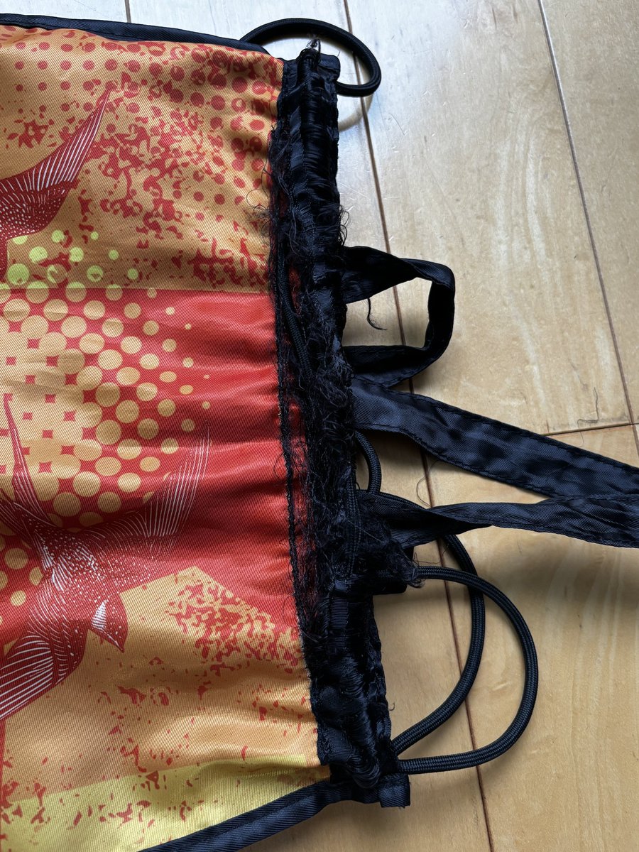 namobo67's tweet photo. どのくらいボロボロかと言うと、紐をしめても口が閉まらない
紐が収納されてるはずのとこが破れた
トートバックの紐のとこにタオルとか引っ掛けてたから負荷に耐えれず破れた🙃 https://t.co/I0St2rG4P1