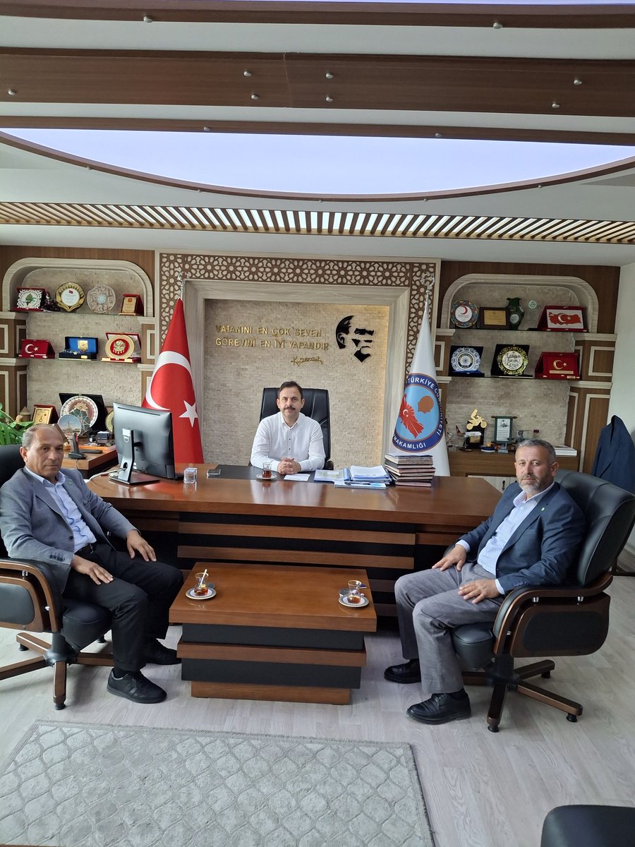 MehmetCalhan_'s tweet photo. Kocasinan İlçe Başkanımız Özcan Yıldırım ve Talas İlçe Başkanımız Emrullah Şavli ile birlikte Kocasinan Kaymakamımızı ziyaret ettik.

Nazik ev sahipliği ve samimi misafirperverliği için Sayın Kaymakamımıza teşekkür ediyor, çalışmalarında başarılar diliyoruz.

#Kocasinan #Kayseri https://t.co/TKyrMdnqeb