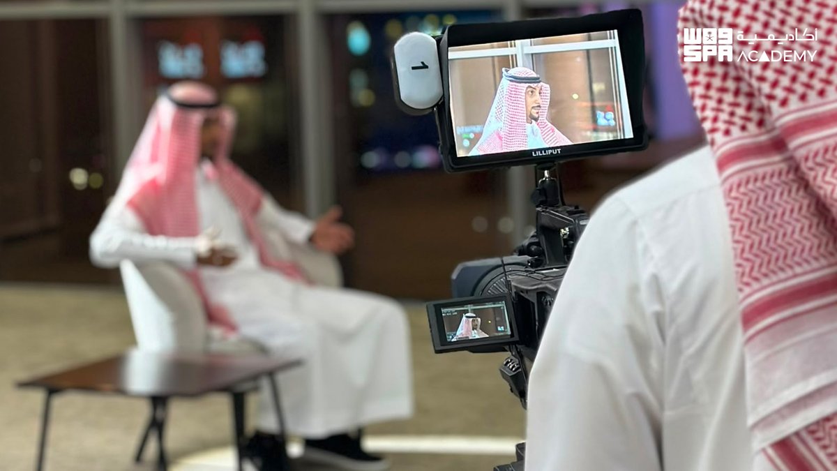 spanewsacademy's tweet photo. نفّذت #أكاديمية_واس في مركز واس للمؤتمرات بحي الصحافة، ورشة عمل تطبيقية لمتدربي ومتدربات برنامج تمكين الخريجين الجامعيين للوظائف الإعلامية، تضمّنت تدريبًا عمليًّا على استخدام معدات التصوير الاحترافية والتعرّف على آلية تشغيلها؛ بهدف تنمية مهاراتهم الفنية وتعزيز جاهزيتهم للعمل في المجال الإعلامي.