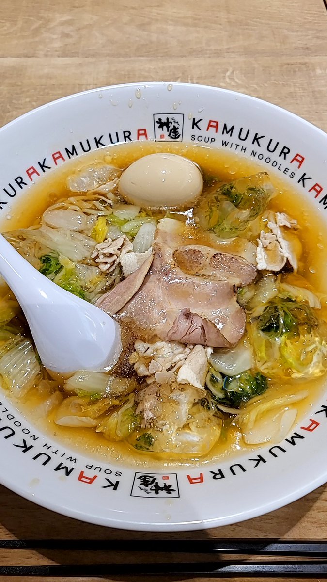 o_k1015's tweet photo. 期間限定の『神座』冷たいおいしいラーメン煮卵トッピング。
冷房の効いたとこで食べるので体が冷えてしまうのと、氷が溶けてスープが薄くなってしまうのは残念。
美味しいんやけど、やはりラーメンは汗かきながらでも熱いほうが好きやな。
#ラーメン https://t.co/IBaAsGgiKH