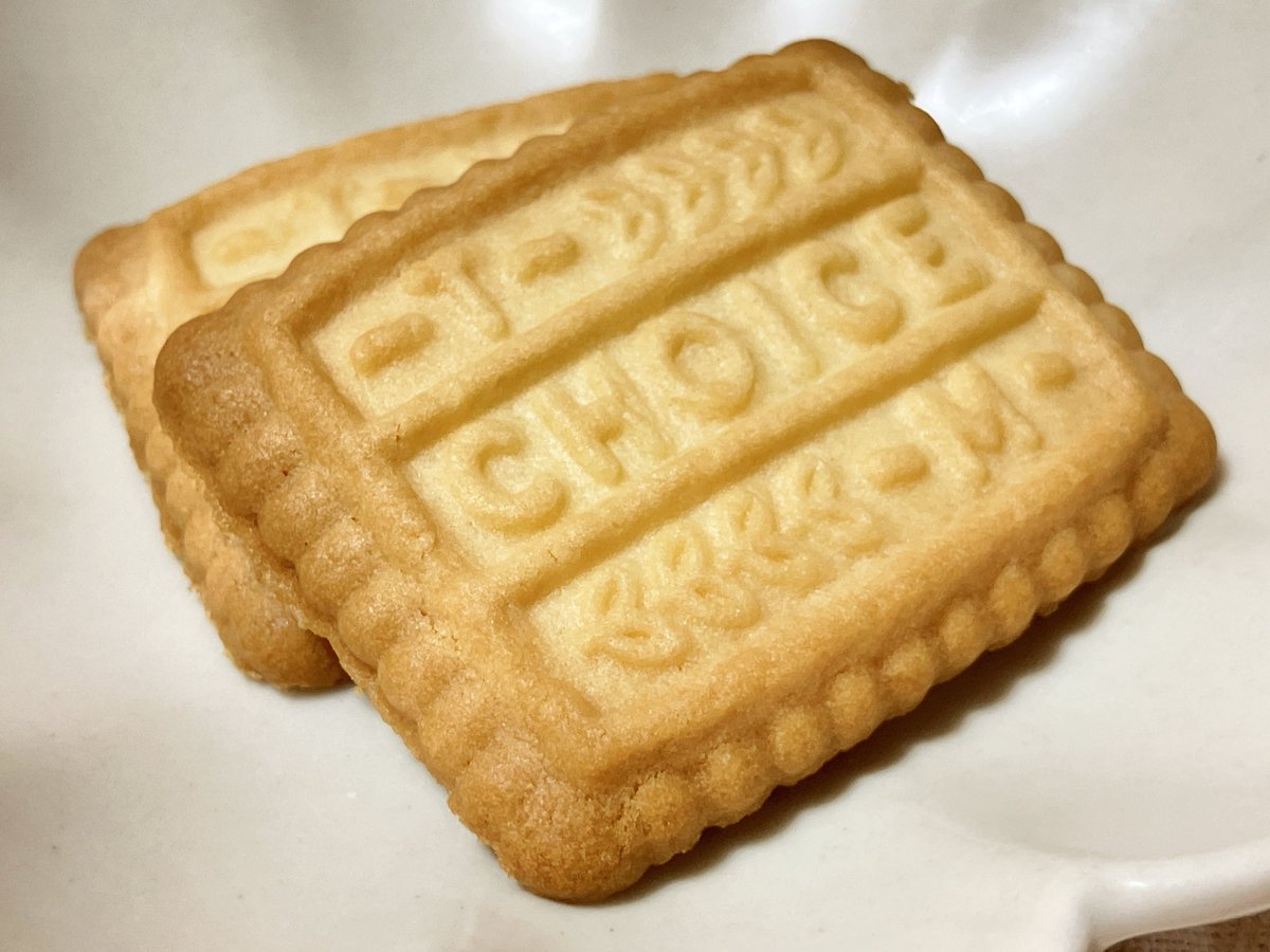 02_z3's tweet photo. 森永製菓 チョイス ココナッツ。厚みがありザックリとした歯ごたえ。バターの風味と香りたっぷりで、ココナッツは後味にほんのりふわっと香る感じ。バターのミルキーな甘さや香ばしい風味とココナッツが良く合い、口に広がる香りがとても良くておいしかった。 https://t.co/pgUDz3BtTq