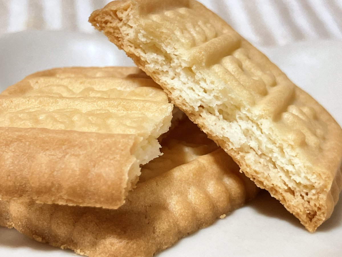 02_z3's tweet photo. 森永製菓 チョイス ココナッツ。厚みがありザックリとした歯ごたえ。バターの風味と香りたっぷりで、ココナッツは後味にほんのりふわっと香る感じ。バターのミルキーな甘さや香ばしい風味とココナッツが良く合い、口に広がる香りがとても良くておいしかった。 https://t.co/pgUDz3BtTq