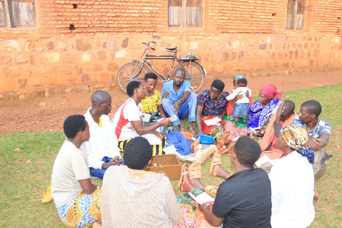 AFRABU1's tweet photo. Au sein des groupes #CILK, #AFRABU renforce le leadership, les compétences et l'autonomie économique des femmes et filles. En développant leurs connaissances, leurs droits&leur confiance, elles deviennent des actrices de paix, de cohésion sociale et de changement durable.#Burundi https://t.co/CwULY4DvHH
