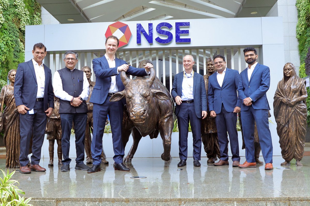 NSEIndia's tweet photo. Our MD & CEO, Shri Ashishkumar Chauhan rang the @NSEIndia bell, along with Mr. Michael De Lathauwer, Global CEO, IMC, Mr. Jocelyn Dentand, Managing Director, IMC India and other dignitaries from the IMC Team.
Mementos in the form of the NSE Bull Frame, and NSE Bell were presented, as part of the visit. 

#NSE #NSEIndia #VisitToNSE #IMC #IMCTrading @ashishchauhan