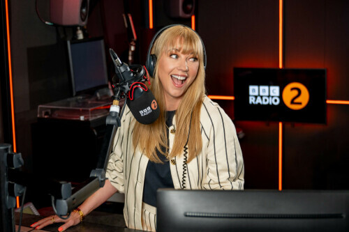 SoapCrushWorld's tweet photo. Sara Cox Kicks Off BBC Radio 2 Breakfast Show with Lizzo Hit
More details: https://t.co/E0QlqTnfS9
#SaraCox #BBCRadio2 #BreakfastShow #Radio2 #Lizzo #AboutDamnTime #UKRadio #BBCRadio #MorningRadio
Sara Cox made her debut as host of the BBC Radio 2 Breakfast Show, opening wit… https://t.co/rc2Gp3PDLs