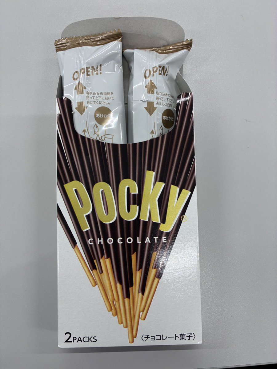 nvlu_seikyo's tweet photo. ポッキー極細
税込¥243(本体価格¥225)

サクサクのクッキーに甘いチョコレートがベストマッチ！極細で食べやすく、一袋で十分な満足感！
現在、ポッキー、ビスコ、カプリコを3個以上お買い上げの方にぷっくりシールをプレゼントしています！
生協限定販売で残りわずかです！

#商品紹介#日獣生協購買部 https://t.co/qUfBUT0y2p