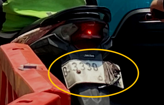 BapakKerja's tweet photo. Bapak perhatiin akhir2 ini, makin banyak pengendara motor di Jakarta yang pelat nomornya ditutup kain, stiker, atau malah pakai pelat palsu..

Kayak lagi main petak umpet sama polisi.

“Kalau ditutup, pasti gak ketahuan tilang,” katanya. 

Padahal CCTV dan ETLE udah semakin canggih pak..

Ini lucu sekaligus miris..
- Lucu karena kreativitasnya tinggi (ada yang pake bekas plastik capuciono, sticker, daun, kertas, dll).  
- Miris karena ini nunjukin budaya menghindari aturan masih kuat. Daripada nurut aturan, lebih milih akal-akalan.

Padahal aturannya jelas: pelat nomor wajib terpasang dan terbaca. Kalau ketahuan, siap-siap kena tilang atau bahkan sanksi lebih berat.

Lebih baik patuh aturan daripada jadi bahan meme di sosmed tiap hari.

Kalian sering gak liat orang yang nutup pelat di jalanan Jakarta??