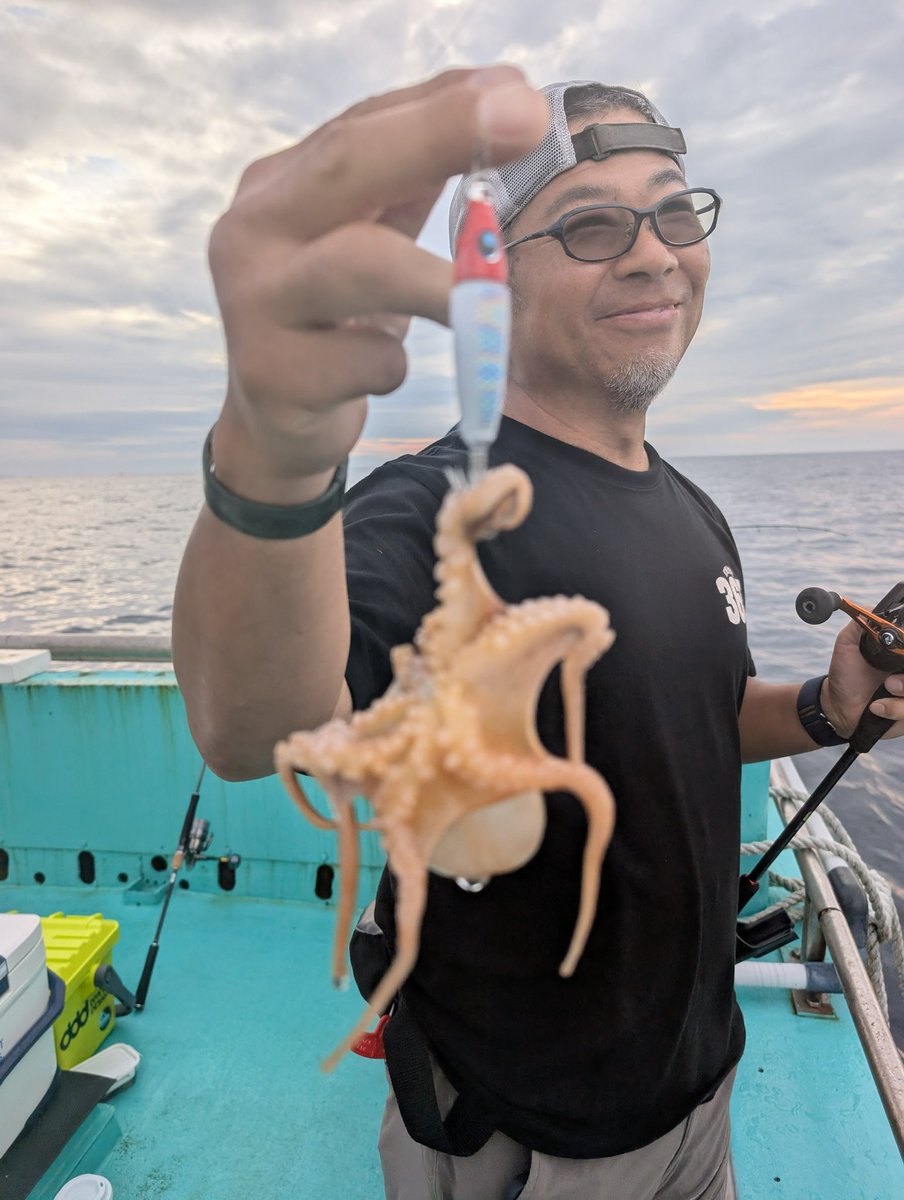 jiro_260's tweet photo. 《🦑》
タコ釣りの次はイカ釣りへ鳥取県は賀露の富栄丸さんへ♬
イカ釣りやのにタコ釣れたり、22時からはお友達に鯵釣りに専念してもらったり今回もめちゃんこ楽しい釣行でした♬
#鳥取県
#富栄丸
#イカメタル
#DIVEDEPT
#UROCO https://t.co/p7LDuU0Plk