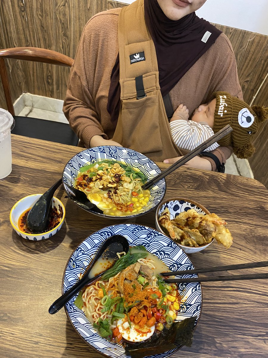 abdpryd's tweet photo. sudah di fase makan bertiga, gemas https://t.co/dQsD9YYimE