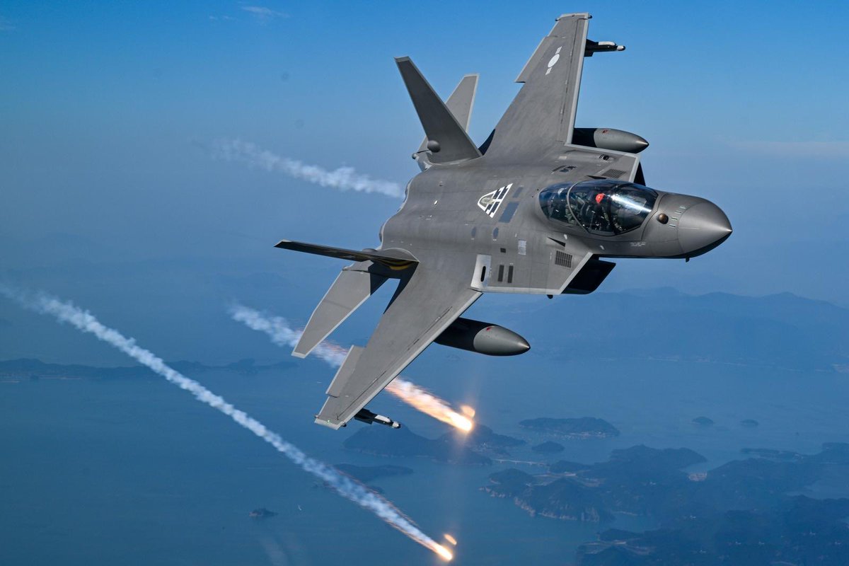 OSINTalert_HQ's tweet photo. It is reported that KAI is pursuing its first overseas export. KAl has reportedly proposed a package to the @dndphl that includes long-term financial support and the construction of local maintenance facilities for the procurement of up to 20 KF-21 Block IIs.

📸: ROKAF

🧵1/2 https://t.co/qHFKzR4pq5