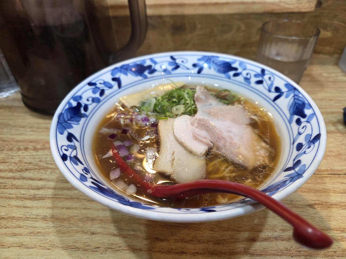 uhomark's tweet photo. 貝出汁ラーメン😊
説明だと浅利&amp;ホタテ&amp;昆布の出汁に鶏出汁合わせ🤔
美味しかったけど始めにガッツリ浅利がくるので好みは別れそう🫠
ラーメンだからか豚チャーシューあるけど、こういう系統だとやっぱり豚の臭みを強く感じてしまうね😅
んー貝を具材にしてもいいのでは？ https://t.co/hiBlX2Lmhn