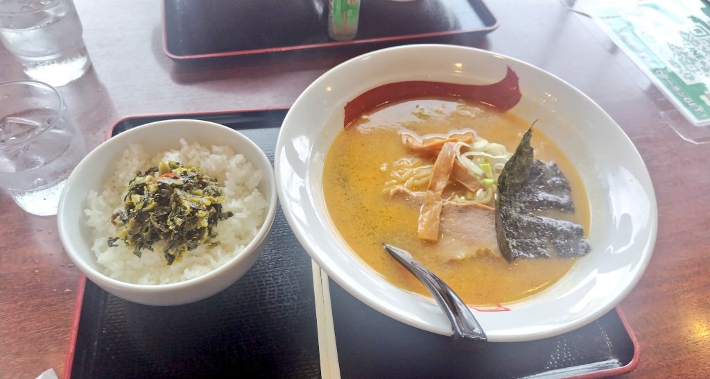 WataruT18's tweet photo. お昼です～ラーメンランチ食べます🥢🤤👍️
高菜ご飯と味噌ラーメン🍜

#サラリーマンのお昼ごはん
#一代元 https://t.co/WiwxdUYS0N