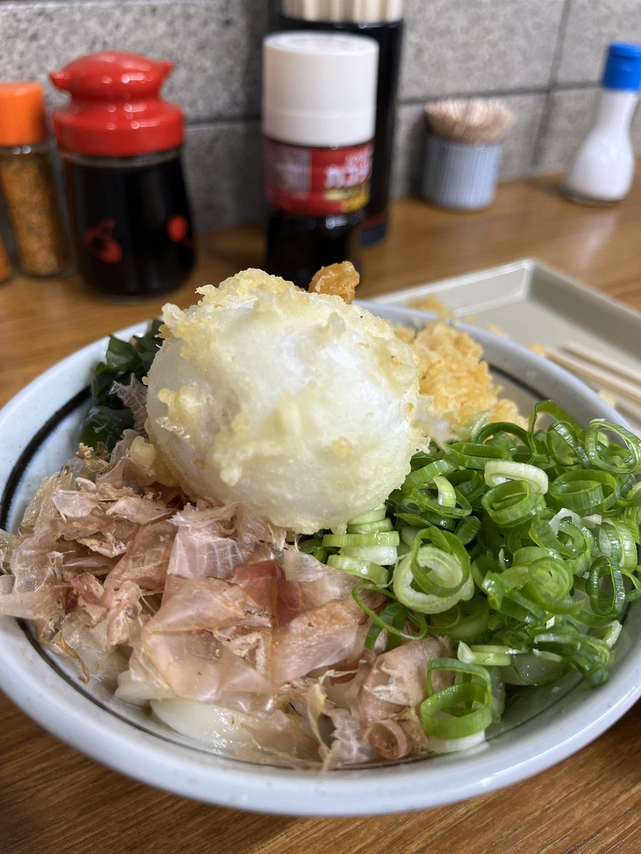 tsu_phasaathai's tweet photo. 次の日もうどん食べ歩き。
あと1〜2軒くらいは行きたかったけど、満腹で断念。
帰りのフェリーで食べたしょうゆ味のジェラートが意外においしかった😂
また土日にふらっと来よっと⛴️ https://t.co/g4sQjLXFGl