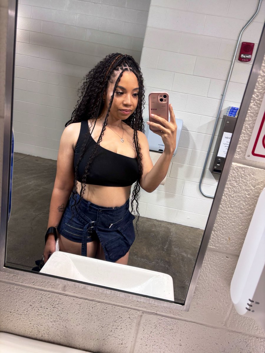 24manda24_'s tweet photo. Night 3 R&amp;B Tour 🔥 Deeeetroiittt https://t.co/g2xQW3hPWv