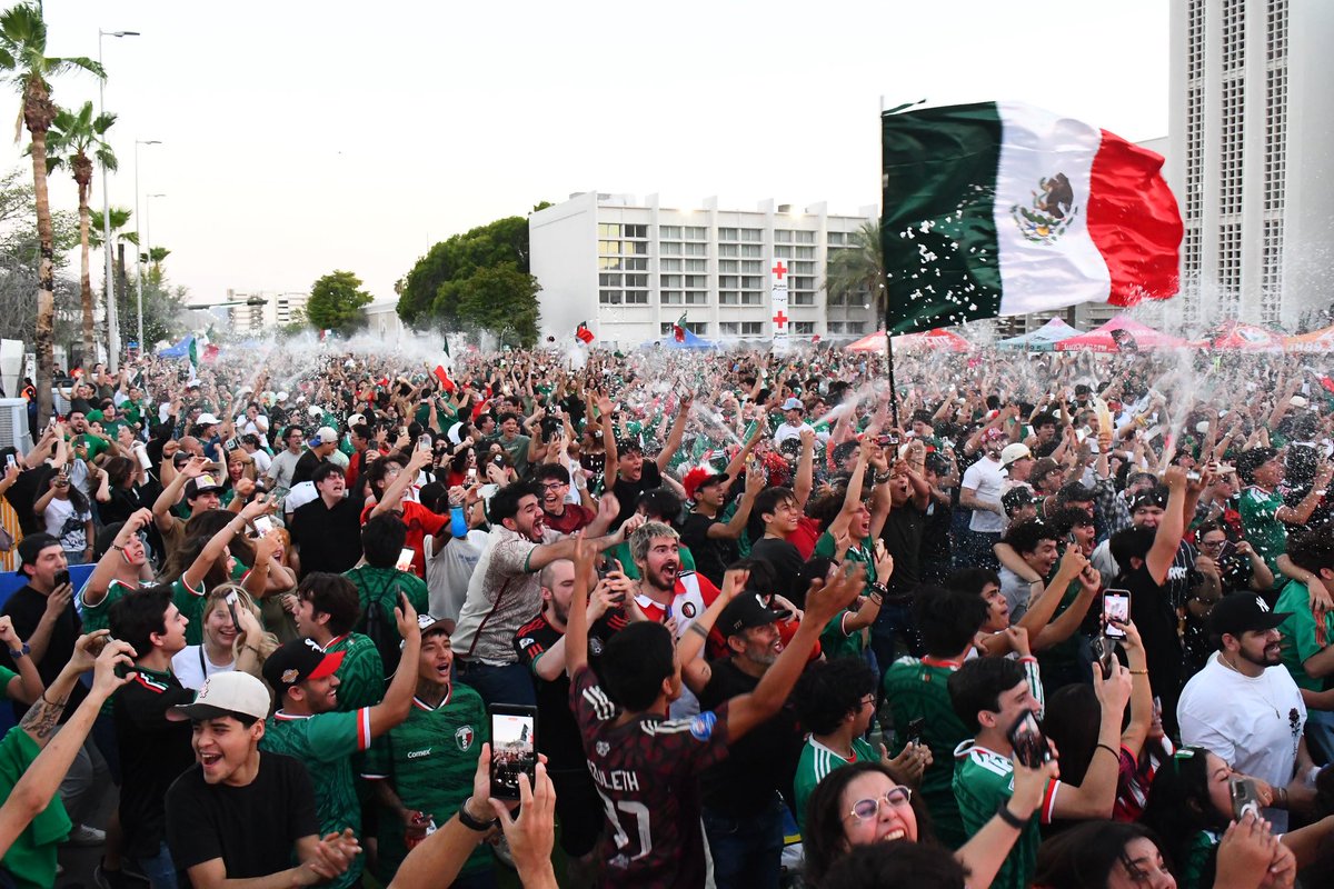 tonoastiazaran's tweet photo. 🇲🇽⚽ Más de 6,500 personas se reunieron para apoyar a nuestro país con alegría y sana convivencia.

Gracias a su participación responsable y al trabajo coordinado de los cuerpos de seguridad, la jornada concluyó con saldo blanco.

Reconocemos a las y los servidores públicos de Policía Municipal, Protección Civil, Bomberos, Inspección y Vigilancia, Economía, Deporte, Juventud, Salud, Servicios Públicos y de todas las dependencias municipales que hicieron posible un evento seguro, divertido y limpio para todas y todos. 🙌🏼