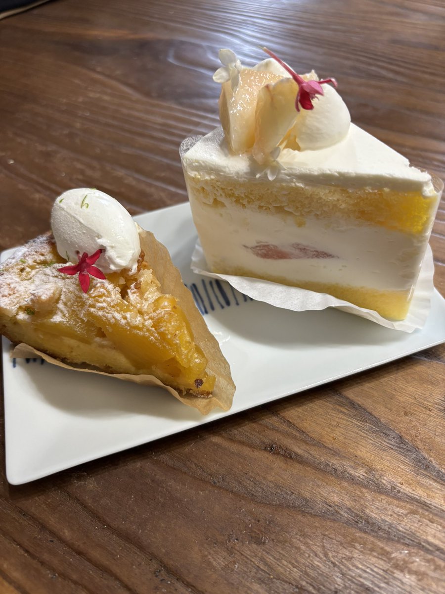 kmri76's tweet photo. 誕生日祝いの桃のショートケーキと、
優勝祝いのゴールデンパインのタルト

自分で買った
おいしかったー https://t.co/AriYJFwh2U