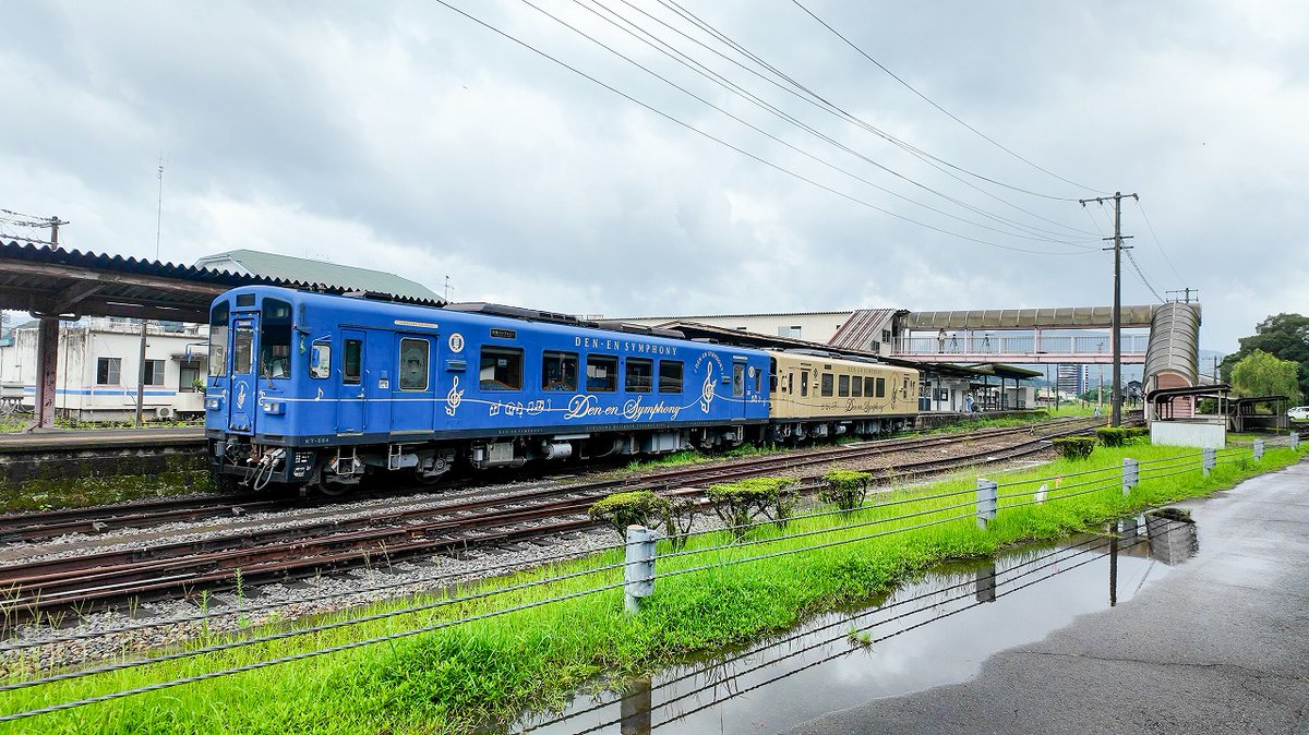 HitokumaCH's tweet photo. 試運転を終え、雨の #人吉温泉駅 に停車する #田園シンフォニー。
ホームに停まる車両の姿に、これまでの時間と、これから始まる日常が重なって見えます。
全線運転再開へ向けて、#くま川鉄道 の音が少しずつ人吉球磨に戻ってきています。
#熊本 #人吉 https://t.co/qp8C0WnYmn