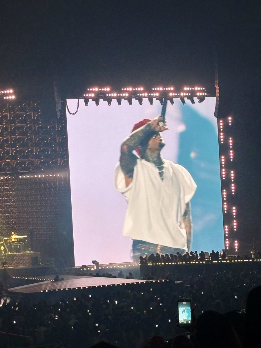 24manda24_'s tweet photo. Will always love to see you perform @chrisbrown !! Was such a vibe tonight , you in yo BAG !!! https://t.co/0GDKp76bhC