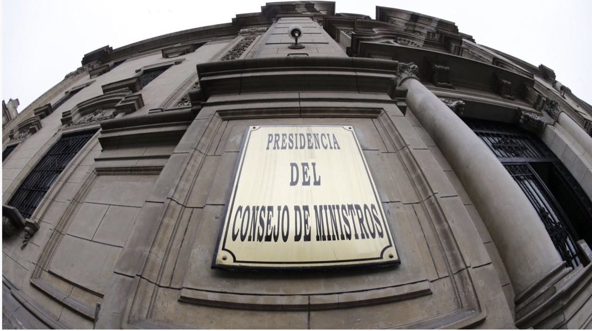 tuesta's tweet photo. GABINETE EN LA SOMBRA; El primer gabinete de Keiko Fujimori dirá más sobre el rumbo del gobierno que cualquier discurso de toma de mando. Muy pocos de sus integrantes vendrán de Fuerza Popular. No porque no haya quien lo desee dentro del partido, sino porque desde la época de su padre los partidos dejaron de ser los proveedores de los cuadros políticos que dirigen los ministerios. En los ochenta, cuando los partidos tenían dirigentes con formación y experiencia de gestión, los gabinetes eran esencialmente partidarios. Cambio 90 fue entonces lo que Fuerza Popular es hoy: incapaz de dotar de cuadros para gobernar. Pero eso ocurre con todos los partidos que llegaron al poder desde entonces. Es el signo de los tiempos.

Desde el gobierno de Alberto Fujimori, los partidos dejaron de atraer buenos profesionales y de comprometer a intelectuales y académicos. Se convirtieron en vehículos electorales, aptos para ganar elecciones, no para administrar el Estado. Lo más probable es que el primer gabinete combine tecnócratas de su línea con personas de su círculo cercano. Pero, el jefe del Gabinete será, ante todo, su portavoz político, y por eso la confianza personal pesa más que la trayectoria técnica.

Keiko carga con compromisos acumulados en cuatro campañas construidas para electorados distintos. Tendrá que lidiar con sectores empresariales, militares, informales, regionales, políticos y religiosos que la apoyaron, en parte o del todo, a lo largo de estos quince años. En los ministerios clave colocará a personas de confianza, quizá también a figuras de la primera vuelta que se acercaron en el camino.

La campaña giró alrededor de una sola idea: orden. Era un mensaje doble. Para los militares y las fuerzas del orden, prometía seguridad interna con protección para ellos. Para los tecnócratas y los mercados, continuidad económica. Moverse en esos dos registros no excluye, reitero, que quien encabece el gabinete sea alguien del círculo más cercano, como Miguel Torres o el propio Galarreta, cuya lealtad está fuera de discusión.

Queda, sin embargo, un sector que esa coalición no alcanza. El sur andino y las regiones más pobres le dijeron que no en cuatro elecciones consecutivas, no contra cuatro rivales distintos, sino contra ella. No votaron por Sánchez porque creyeran en su programa: votaron contra un apellido que para esa parte del Perú representa una deuda histórica todavía no saldada. A eso se agrega el porcentaje que en junio le dio su voto no porque la prefiriera, sino para que no ganara el candidato de Juntos por el Perú. Desde 2016, Keiko ha perdido apoyo en cada proceso. La distancia entre el 17% en la primera vuelta y el 50% en la segunda es el mapa de ese límite. El fenómeno del Niño, que se anuncia fuerte, será su primera prueba real. No resolver esas tensiones, puede también arrasar con ella.
#keiko #gabinete