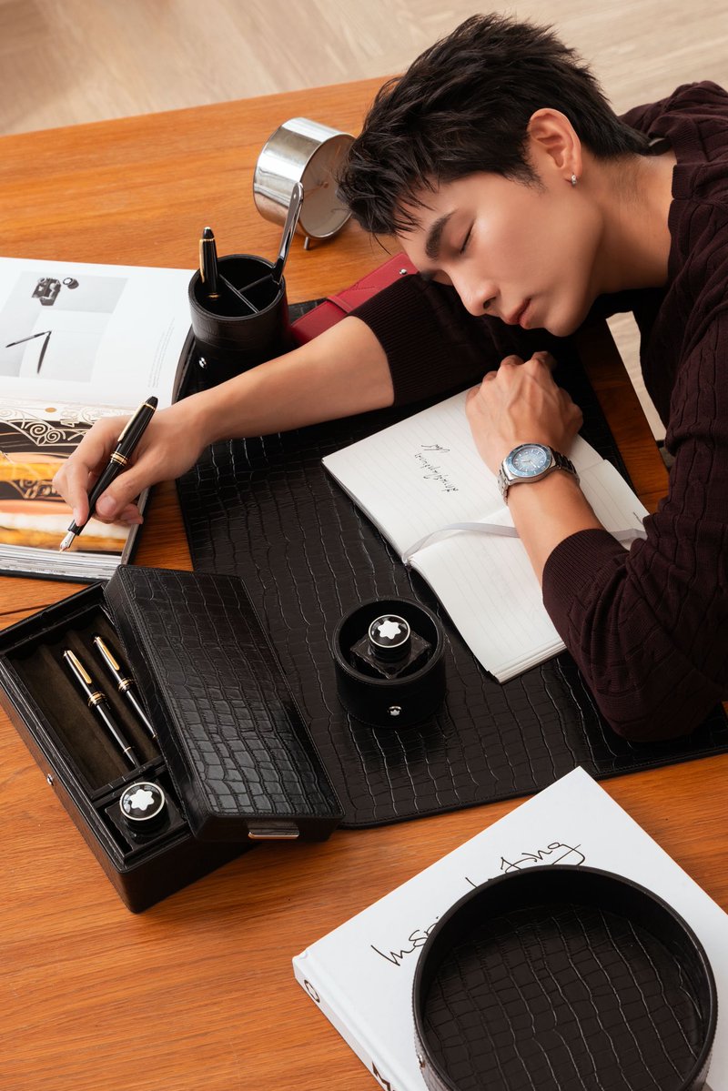 Blackcatupdate's tweet photo. มิว ศุภศิษฏ์ Friend of Brand จากแบรนด์ Montblanc ในแคมเปญ "Let's Write" เชิญชวนทุกคนหยุดพักจากจังหวะชีวิตอันเร่งรีบ เพื่อหยิบปากกาขึ้นมาเขียนและทบทวนเส้นทางชีวิต ผ่านเรื่องราวของผู้สร้างแรงบันดาลใจจากหลากหลายแวดวง ผ่าน Montblanc Meisterstück
 
@Montblanc 
#Montblanc #LetsWrite #MewSuppasit