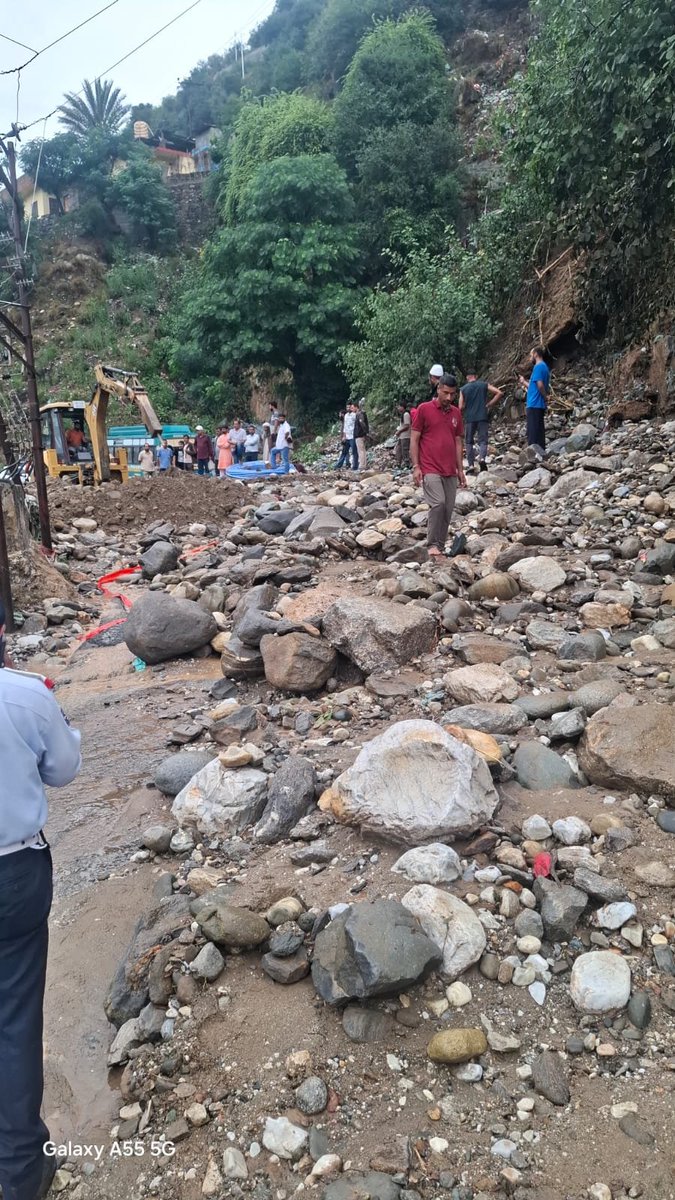 FaheemTak's tweet photo. Due to flash flood/mudslide, road blocked at Prem Nagar on Batote-Kishtwar Highway, Restoration work underway https://t.co/TTo90wuHfr